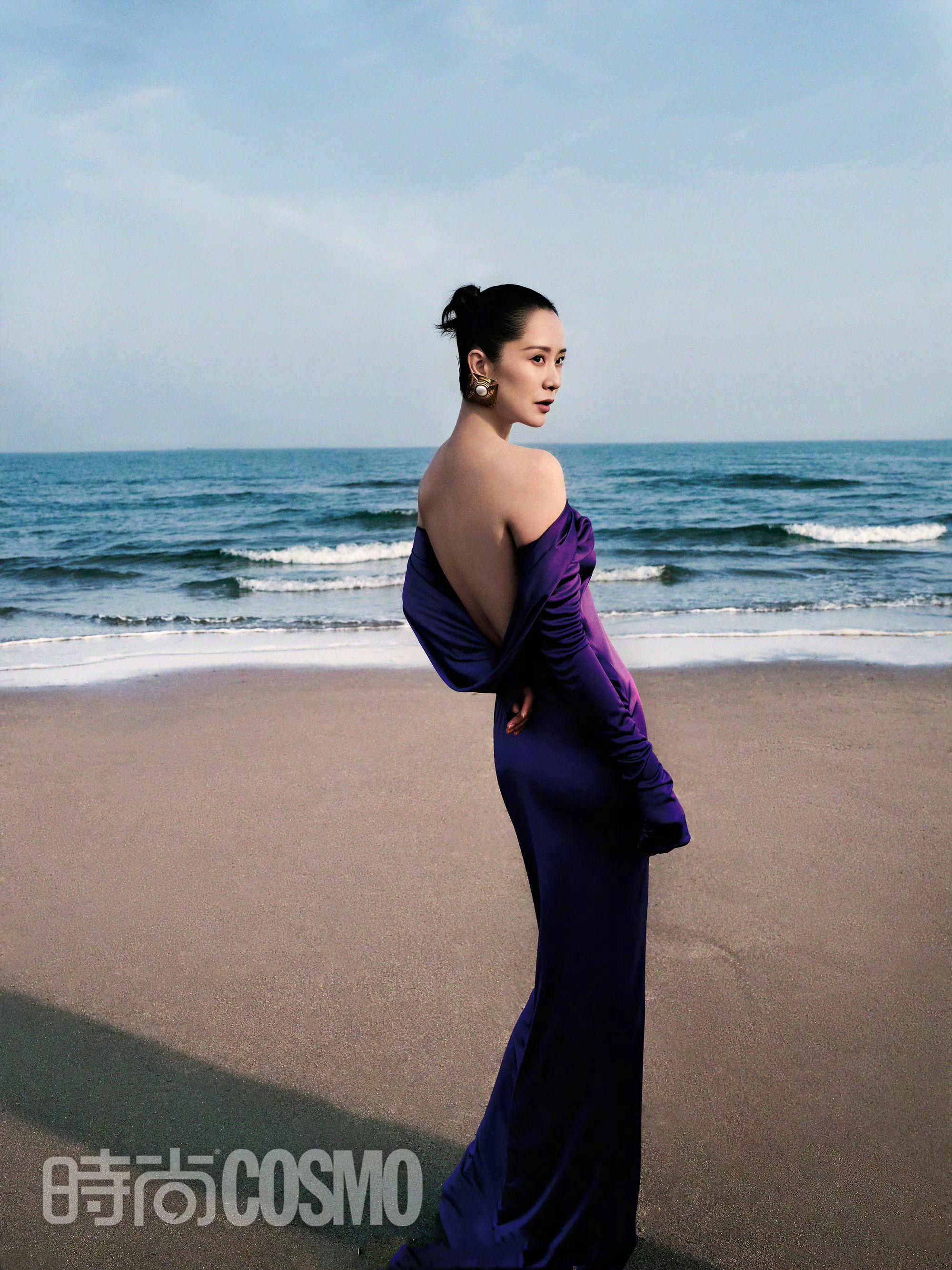 海清登上时尚cosmo五月刊封面诠释一组优雅的海滨大片