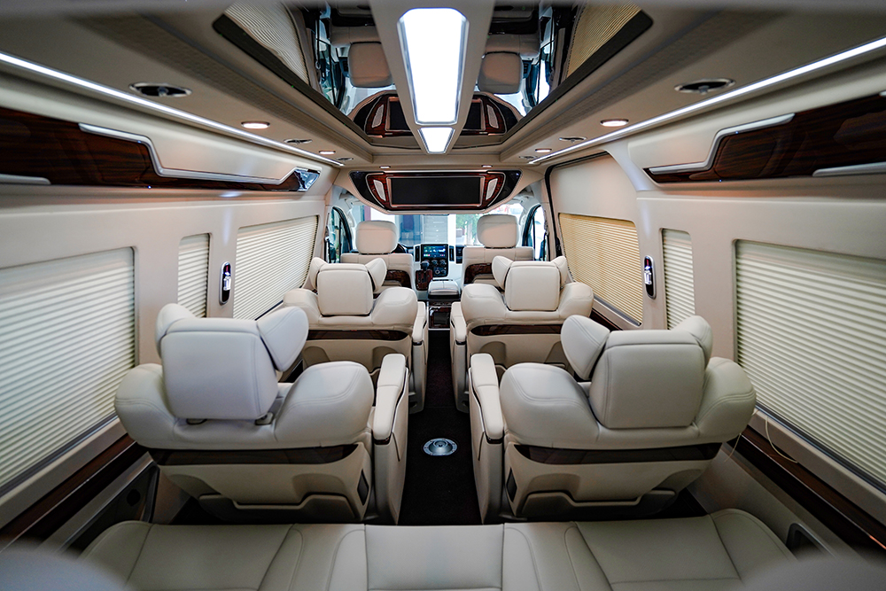 9座大空间且豪华这款进口商务车做到了4个埃尔法座椅上蓝牌