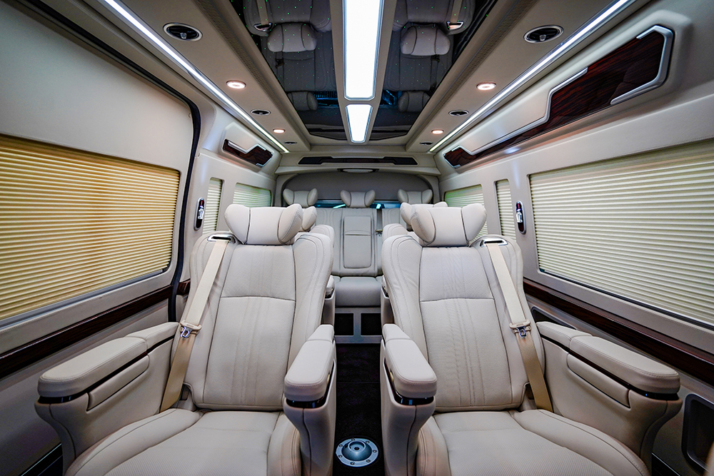 9座大空间且豪华这款进口商务车做到了4个埃尔法座椅上蓝牌