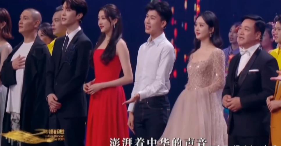 关晓彤和赵丽颖同台穿大红色礼服超有气场身材实力碾压赵丽颖