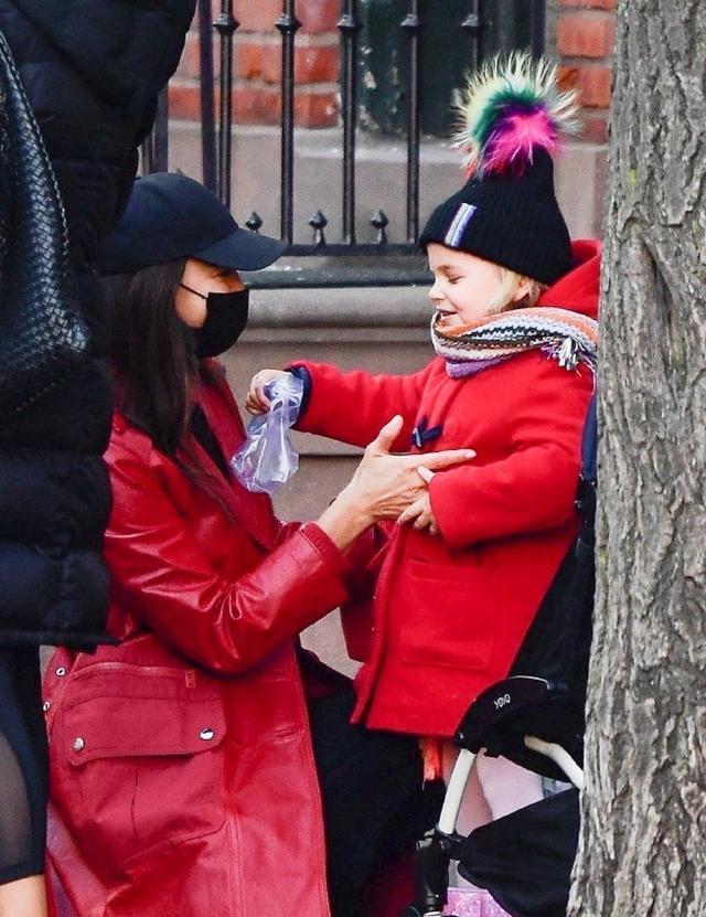 伊莉娜莎伊克穿红色皮衣搭皮靴,展现干练华丽气质,太飒了|莎伊克