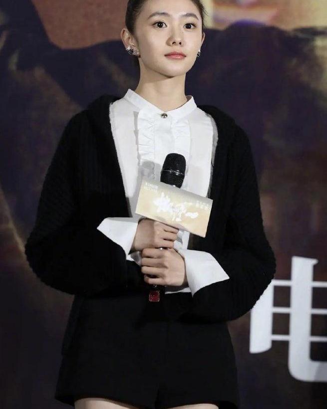 张艺谋一秒钟首映新谋女郎刘浩存清纯亮相毛衣短裤动人