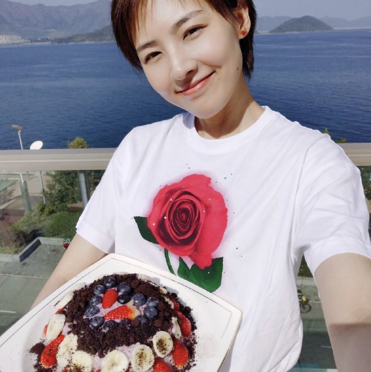 郑罗茜宅家变发型师过生日不忘做公益