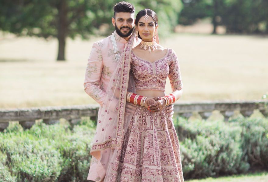 一对夫妇,两种宗教信仰:这组印度风格的婚纱照你觉得美不美?