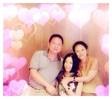 姚贝娜生前父母合影李信敏翻出女儿的照片:"孩子,要是天堂的路太远,你