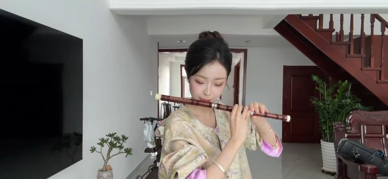 美女竹笛演奏西游记片头曲《通天大道宽又阔》这才是真正的高手