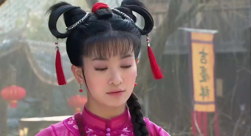 金锁称呼小燕子女侠,小燕子听完,立马吹起牛来