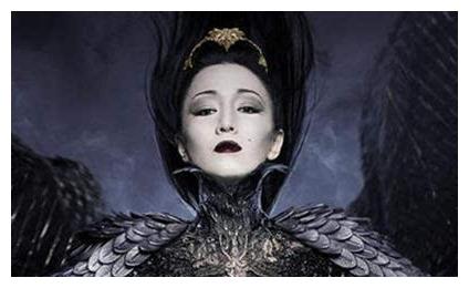 二白骨精西游记中出现的蟒蛇精真身是大红蟒,手中握着轻柄枪作为武器