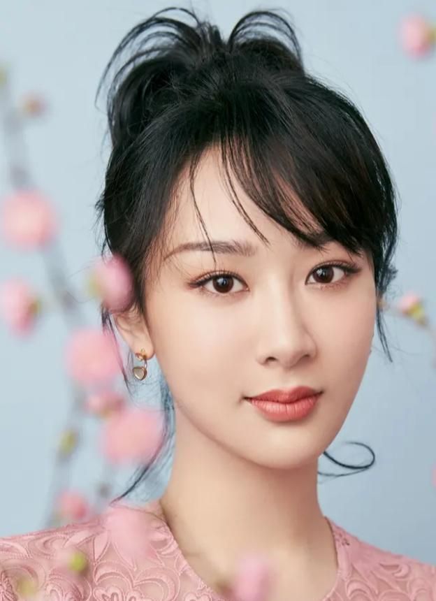 90后人气小花旦杨紫个人写真:清新甜美,俏皮可爱!