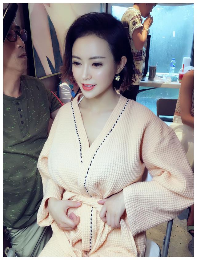 刚出道就演女主角,曾和多位当红男星合作,如今却混十八线