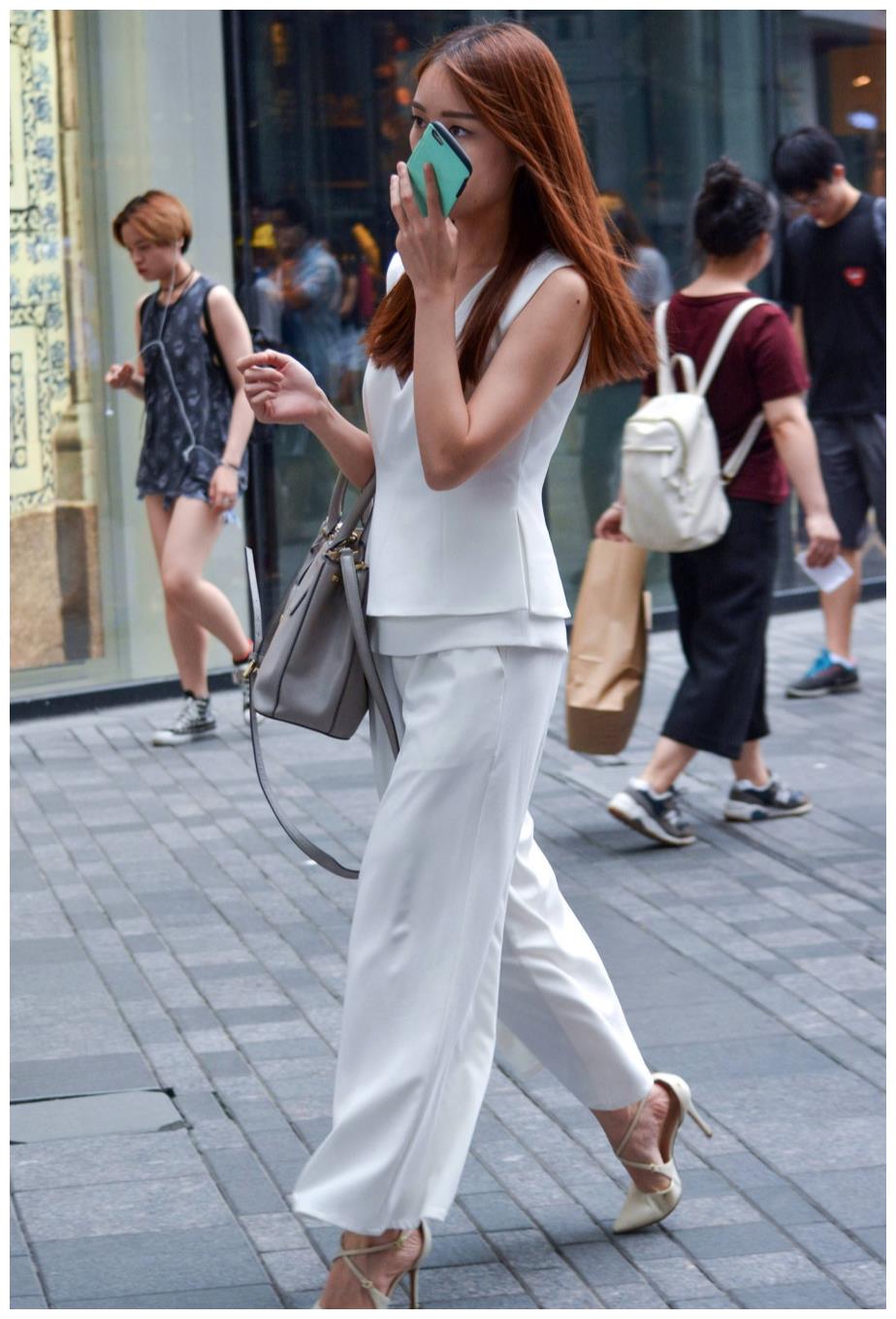 暗夜时尚:白色阔腿裤,搭配除锈修身小衫,交叉高跟鞋提升气质__财经