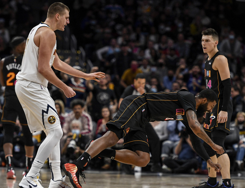 巴克利认为约基奇和大莫里斯都应该被禁赛,热火队方面处罚轻了休闲区蓝鸢梦想 - Www.slyday.coM 巴克利认为约基奇和大莫里斯都应该被禁赛,热火队方面处罚轻了休闲区蓝鸢梦想 - Www.slyday.coM