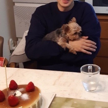 崔宇植迎来生日抱着爱犬洋溢着幸福气氛的近况照片公开