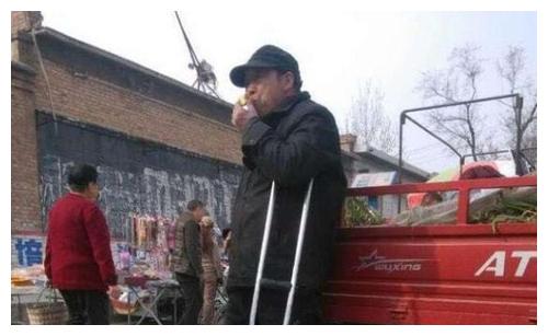 老人进城看病，钱包却被小偷摸走，小偷打开钱包后失声痛哭休闲区蓝鸢梦想 - Www.slyday.coM