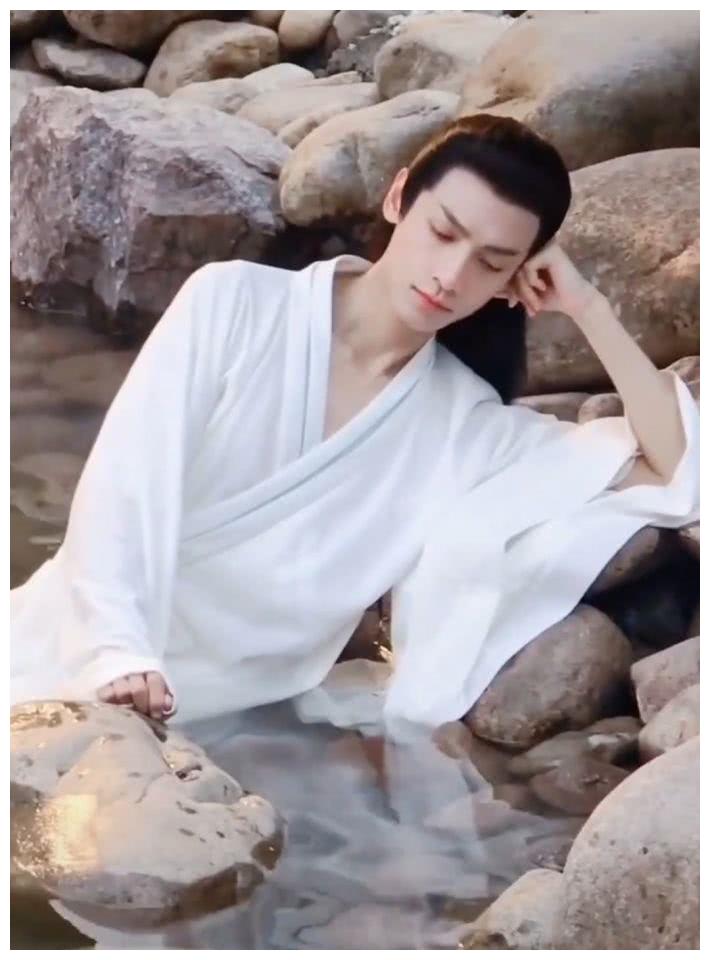 罗云熙穿古装拍浴池戏,抬脚的那一瞬间,鞋意外成亮点!