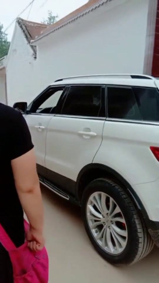 大衣哥北京豪宅曝光,四辆豪车吓人,网友大衣嫂太不注重形象!