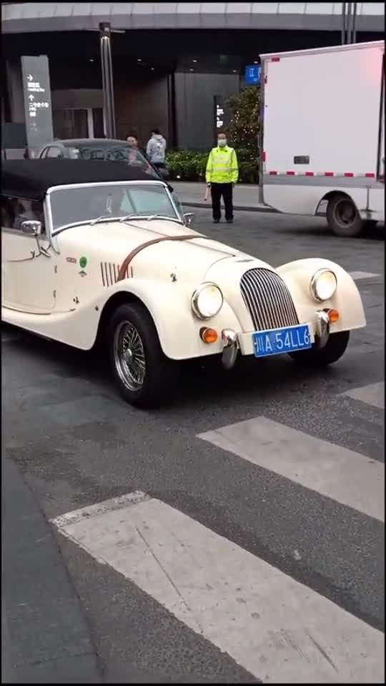 街头惊现复古纯手工老爷跑车,真是很少见,旁边的保安都看呆了!