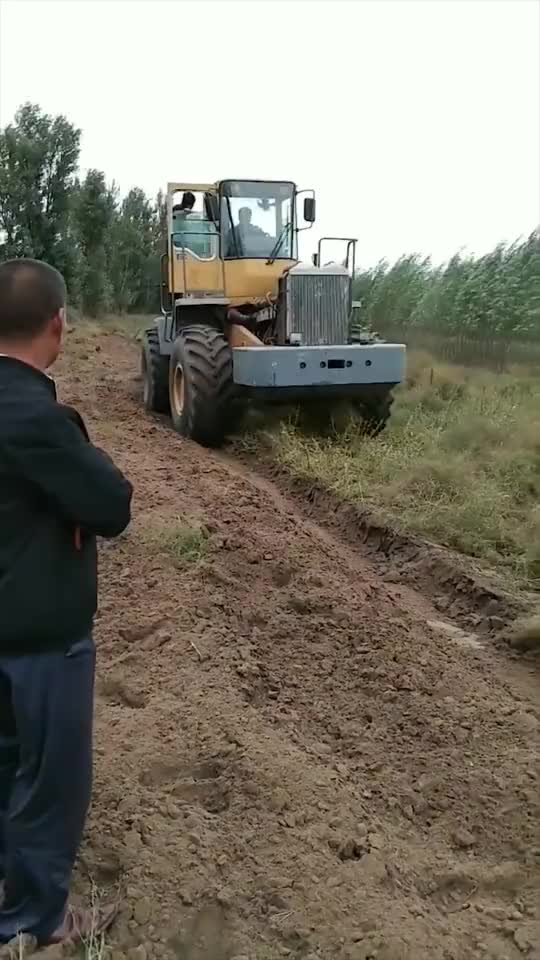 牛人把装载机改装成耕地机一天轻松耕30亩地这操作真牛了