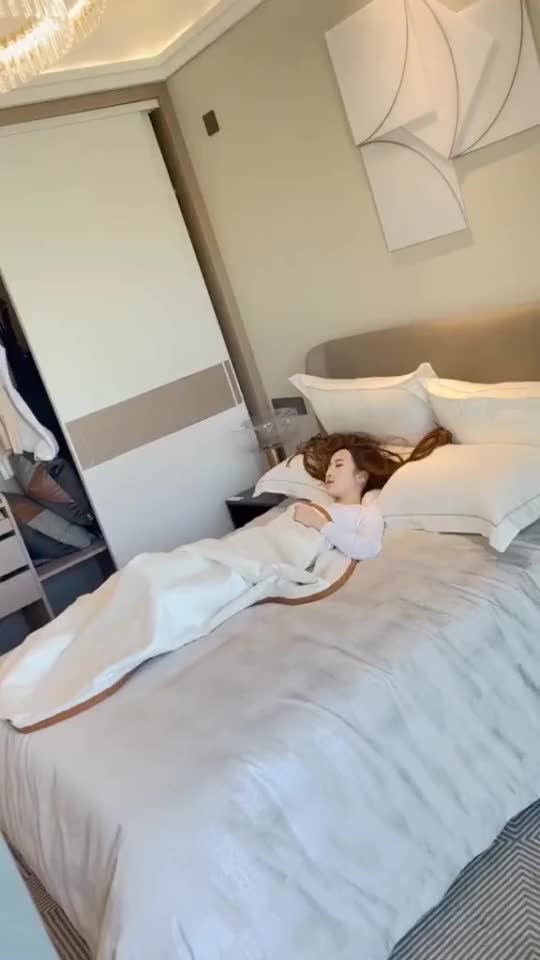 美女起床满满的仪式感,这身手让人羡慕!__财经头条