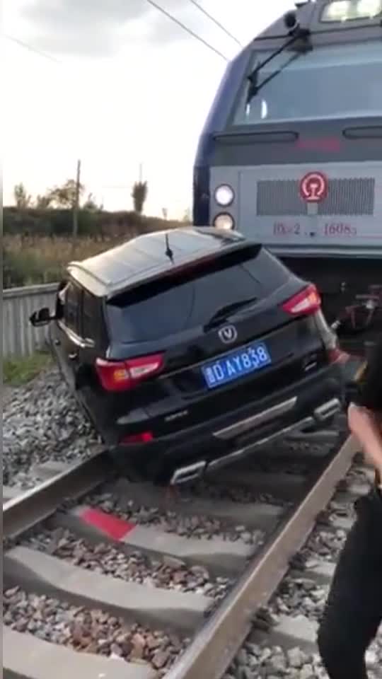 汽车跟火车撞上了谁的责任