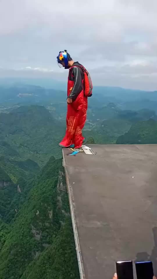 见识一下天门山的翼装飞人真是太不容易了