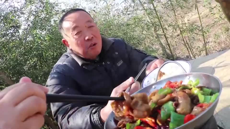 陈说美食:老爸想吃肥肠,胖妹买了4斤做干锅肥肠,又香又辣,老