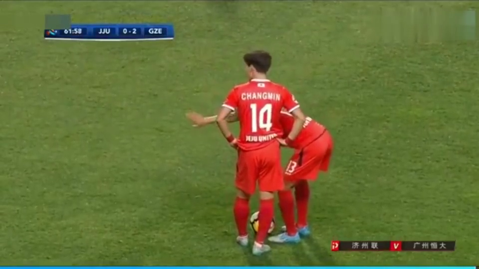 曾诚这一扑救惊艳全场,看这韩国球员懵圈的表情,就是这么暗爽