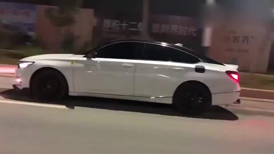 黑顶的雅阁,看起来不错