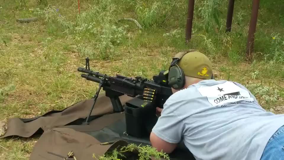 m60e4重机枪靶场射击评测,采用弹链供弹 威力不同凡响!