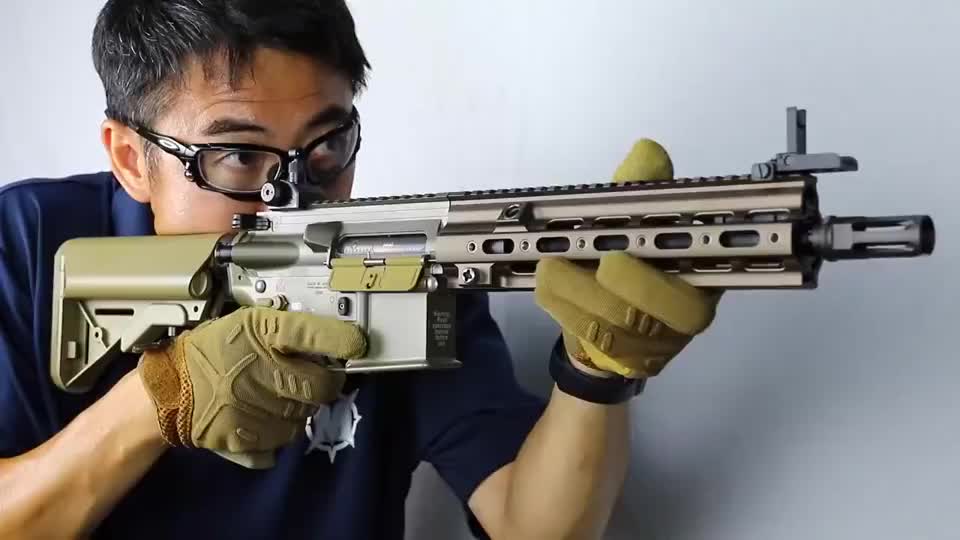 日本玩具版hk416自动步枪,采用bb弹供弹 室内靶场射击测试