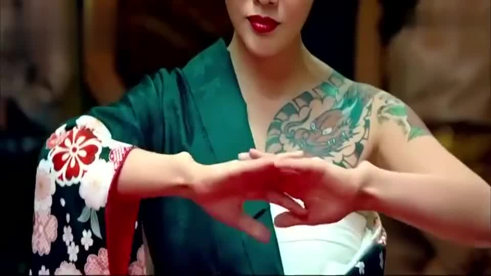 赌神和美女赌骰子,美女摇出最大点已经很厉害了没想到赌神更厉害