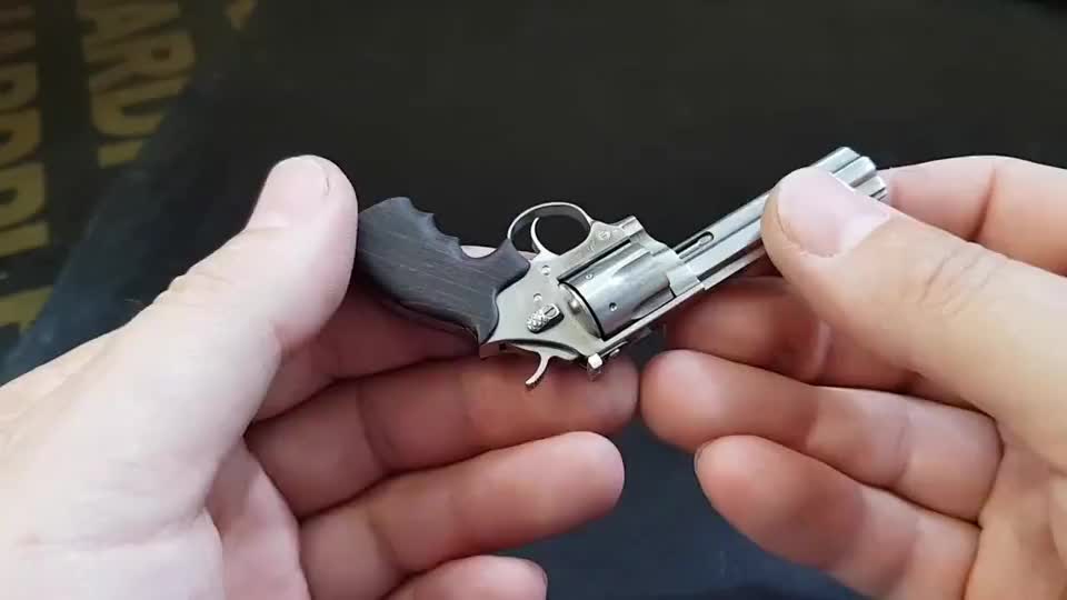 迷你版的史密斯韦森686左轮手枪,可以加弹射击,威力不能小看