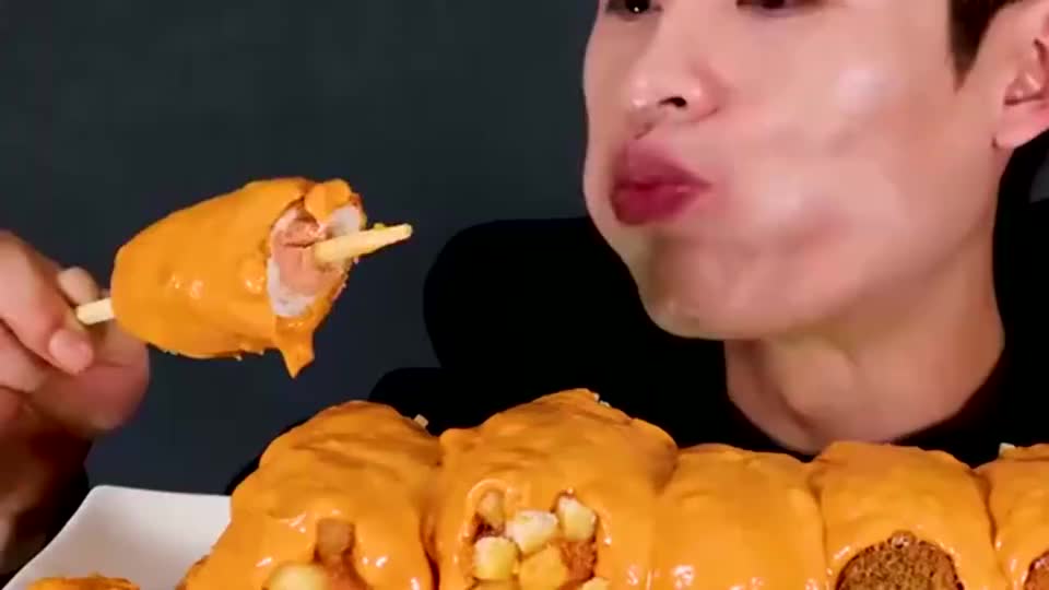 韩国吃播吃芝士热狗棒,大口吃真满足,让人垂涎欲滴