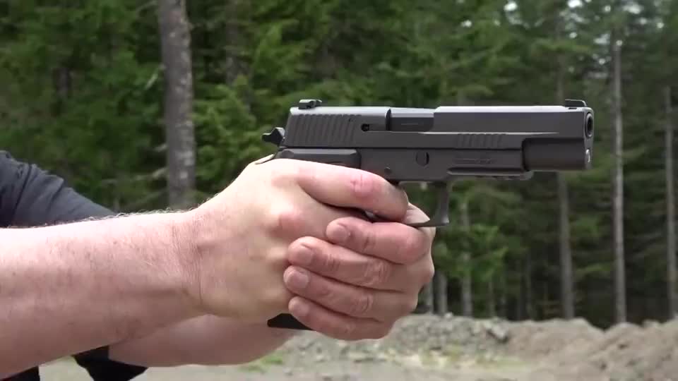 西格绍尔p220手枪,最好的手枪之一,性能可靠不输伯莱塔,1911