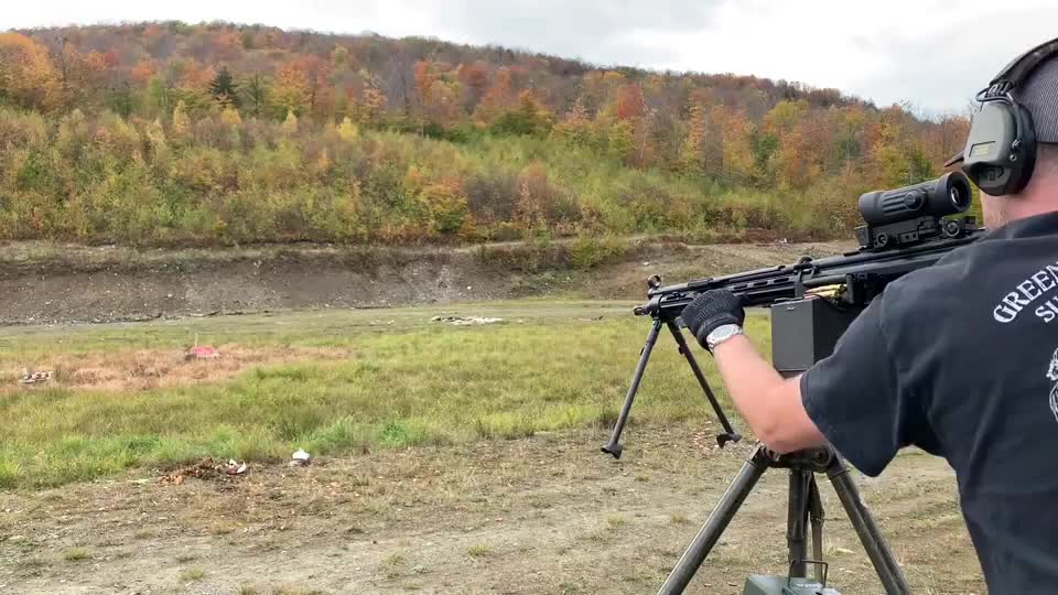 hk21e通用机枪,采用可散式弹链供弹射击,射速还挺快的