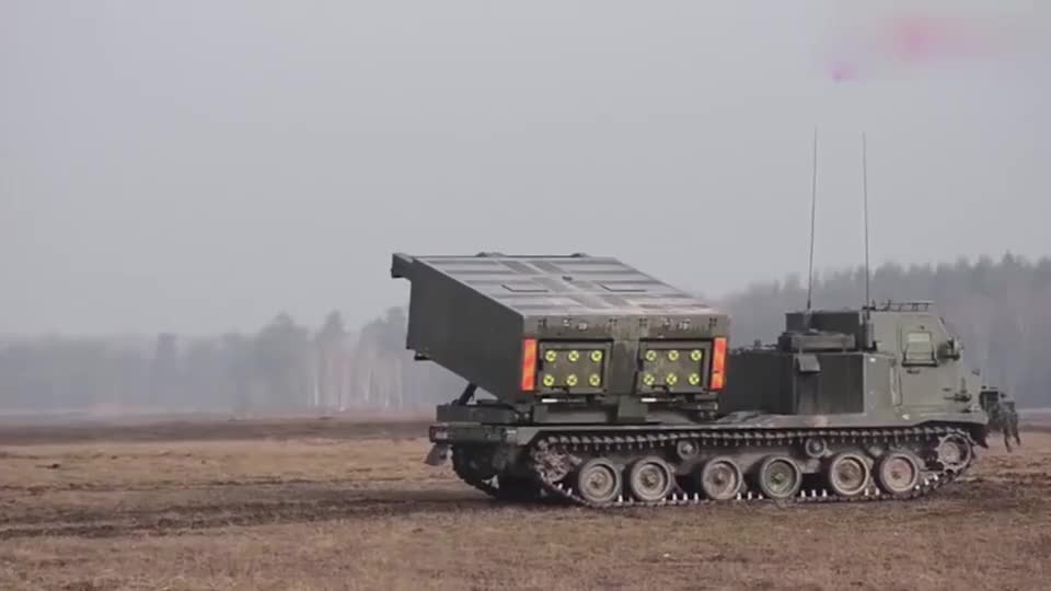 实拍美军m270自行火箭炮实弹发射,快准狠是它的卖点!