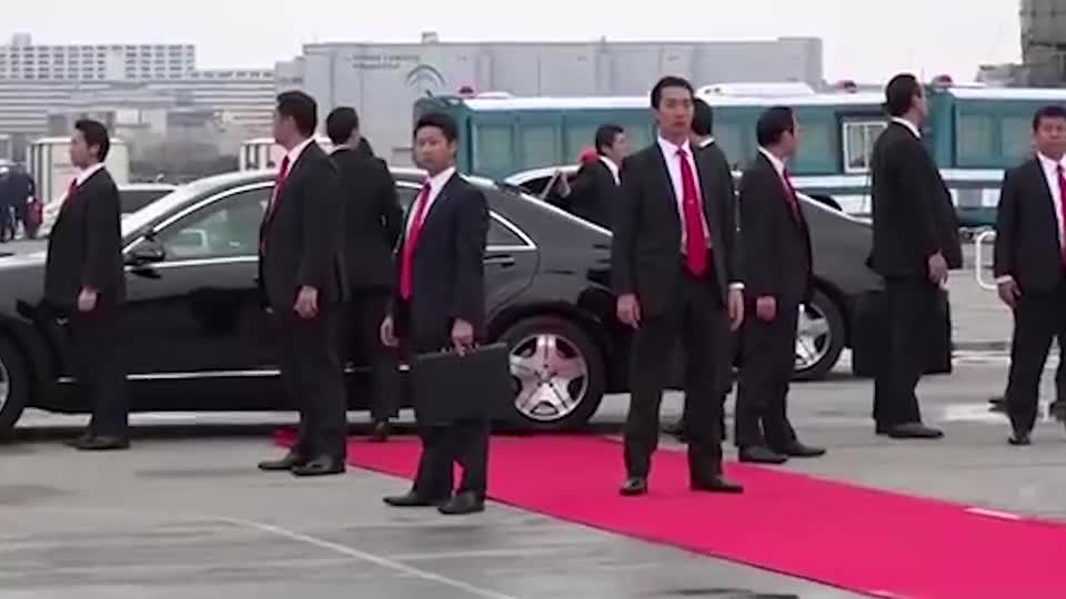 见识下日本首相的贴身保镖,男子刚一冲出来,就被强行按在地上!