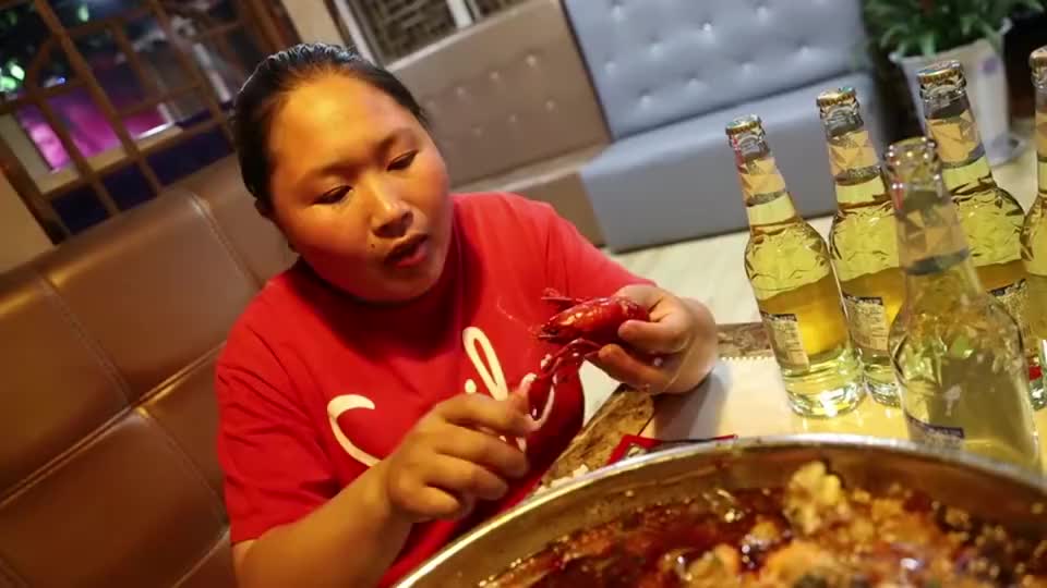 胖妹和闺蜜去吃海鲜大餐满满一大桌真是太馋人了