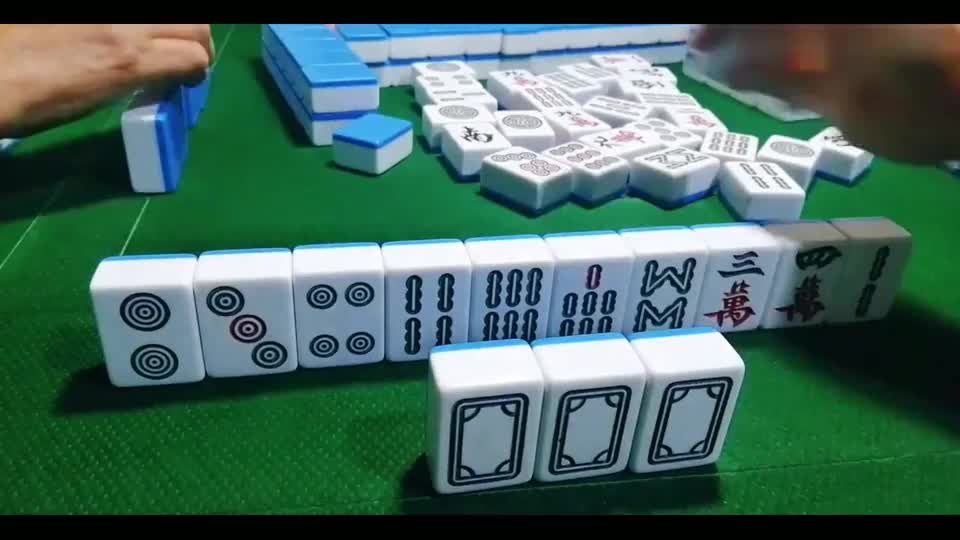 对家打麻将真是有勇无谋,庄家牌都这样了还不弃胡,你不输谁输!