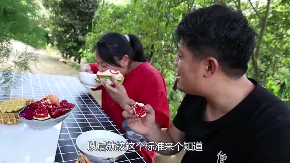 胖妹做牛排三明治救出配水果一起吃真是太痛快了