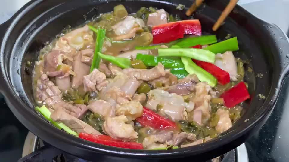 酸菜猪杂煲,这才是绝配,汤汁拌饭都能吃两碗,太好吃了
