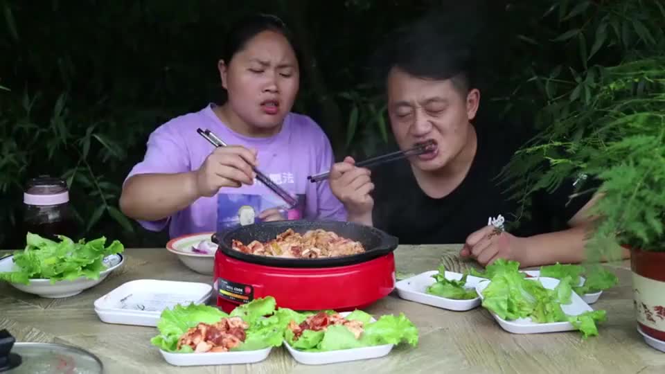 胖妹做的铁板烤肉真馋人配大蒜一起吃也太带劲了吧