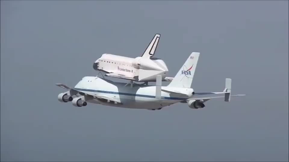 背着飞机飞波音747sca与航天飞机执行飞越和降落
