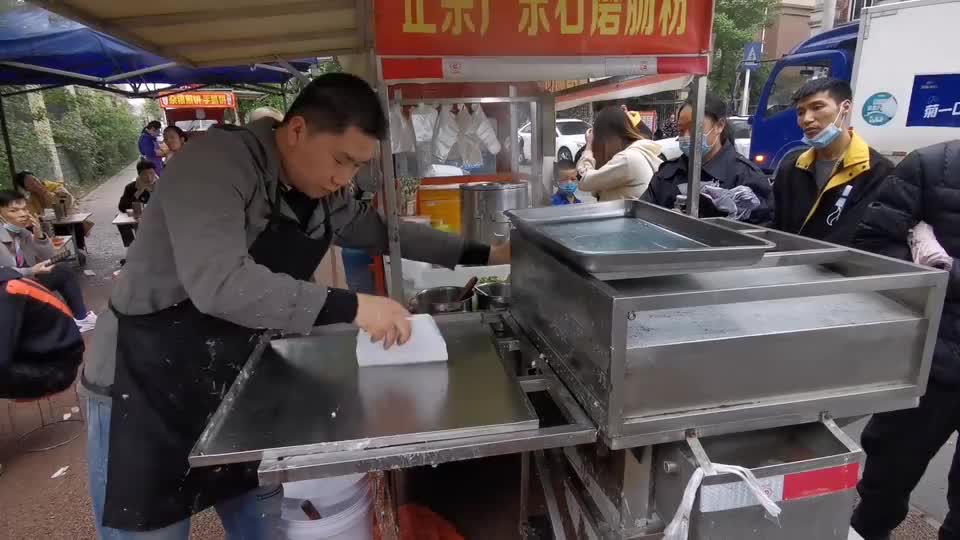 夫妻俩摆摊卖广东肠粉生意爆棚一天收入1000多比打工强多了