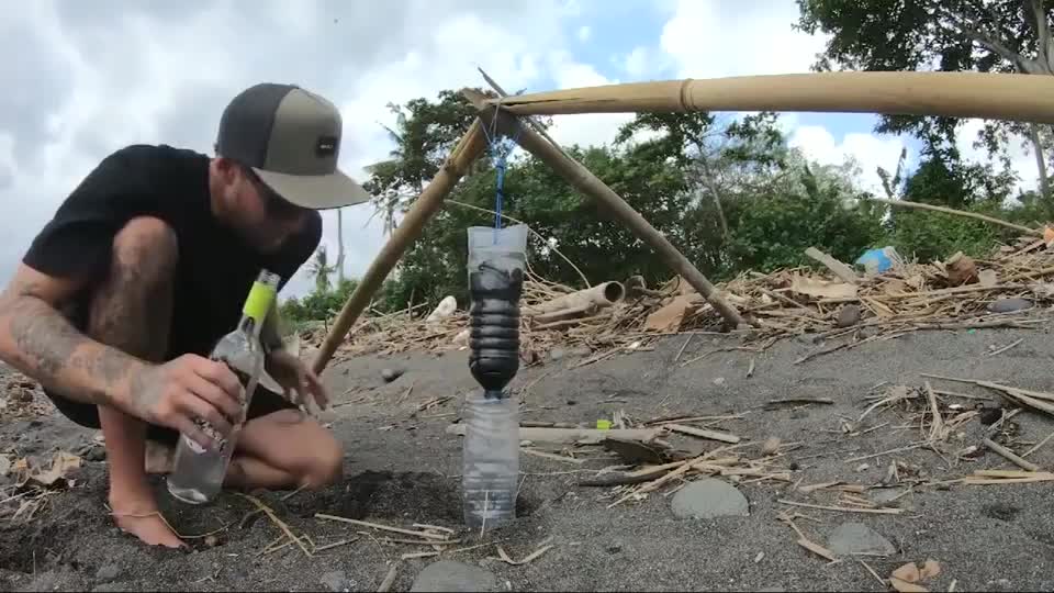野外生存男子荒岛生存如何使用木炭过滤饮用水你学会了吗