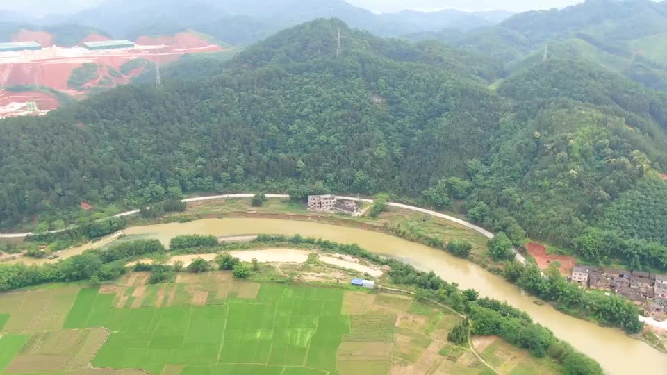 航拍地处反弓水的河边别墅朝向很是巧妙想必有高人指点