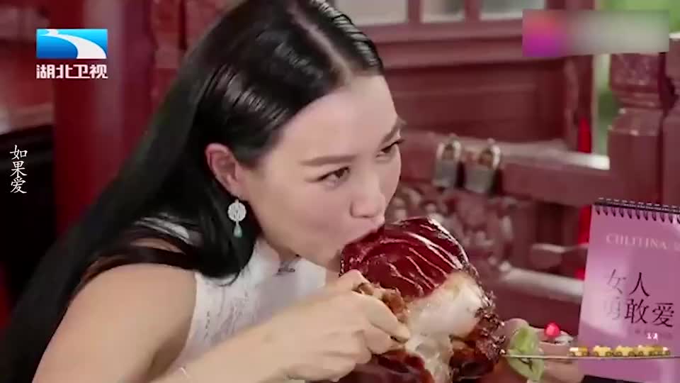 明星吃相集锦钟丽缇拿猪蹄直接啃现场表演三口一头猪