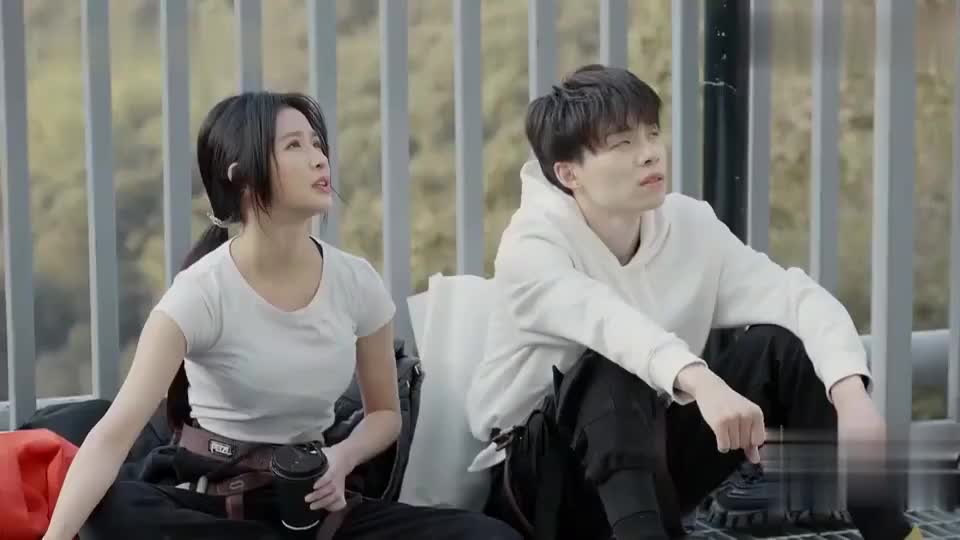怦然再心动:白冰徒手攀岩喘不上气,李元韬底下很担忧