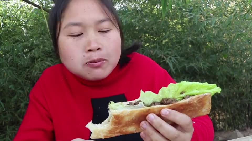 胖妹的驴肉火烧越嚼越香一口气吃掉一大盘真是痛快