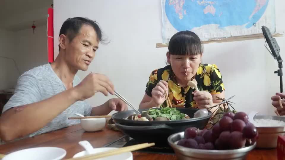 济公松的农庄赚钱了回家给老婆做菜上缴这个月的工资